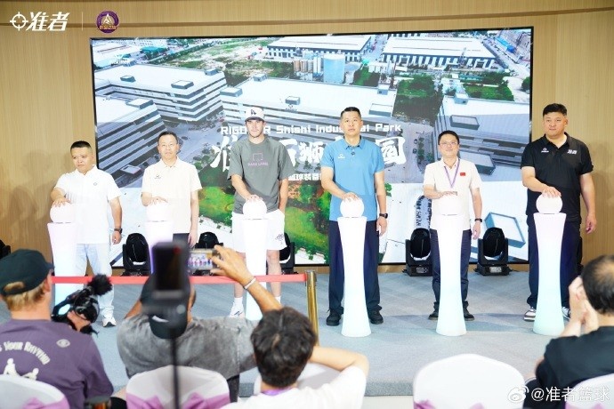 里夫斯中国行石狮站首日 参观工厂+粉丝签名合影 里夫斯中国行石狮站首日 参观工厂+粉丝签名合影
