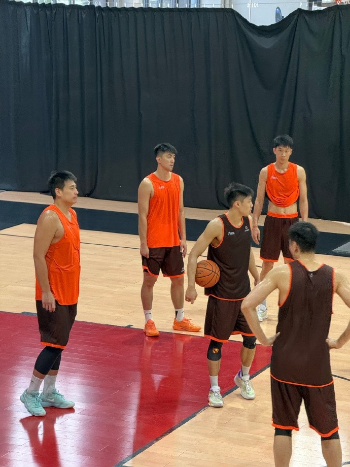 董灏确定加盟香港金牛 上季为上海出战1场贡献2分4板2助 董灏确定加盟香港金牛 上季为上海出战1场贡献2分4板2助