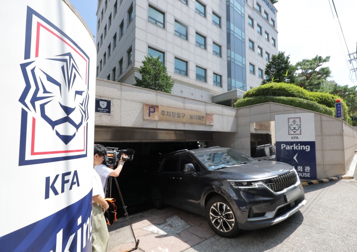 韩媒：韩国足协8次性招待 3名中国足协人士在列