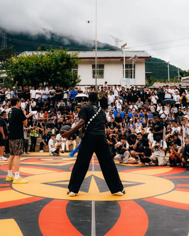 巴特勒凌晨晒照总结凉山首日 捐赠球场并体验非遗漆器 巴特勒凌晨晒照总结凉山首日 捐赠球场并体验非遗漆器