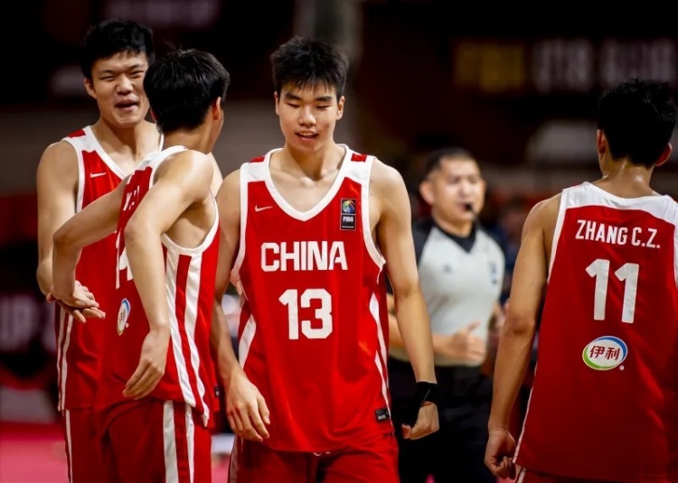 媒体人:澳洲U18男篮实力强劲 国青应敢想敢干 放手去拼输赢皆可