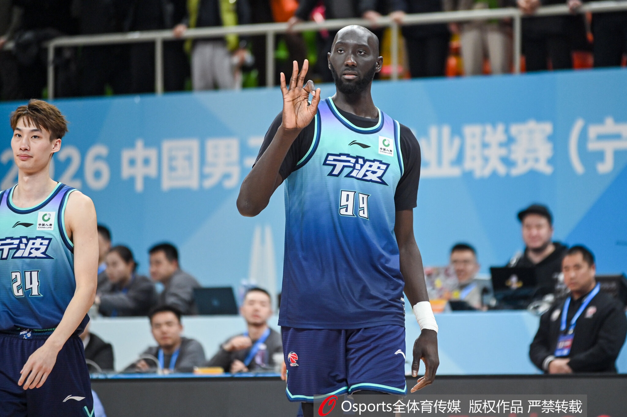 帕金斯:76人签法尔全怪文班亚马 他们绝对是孤注一掷了