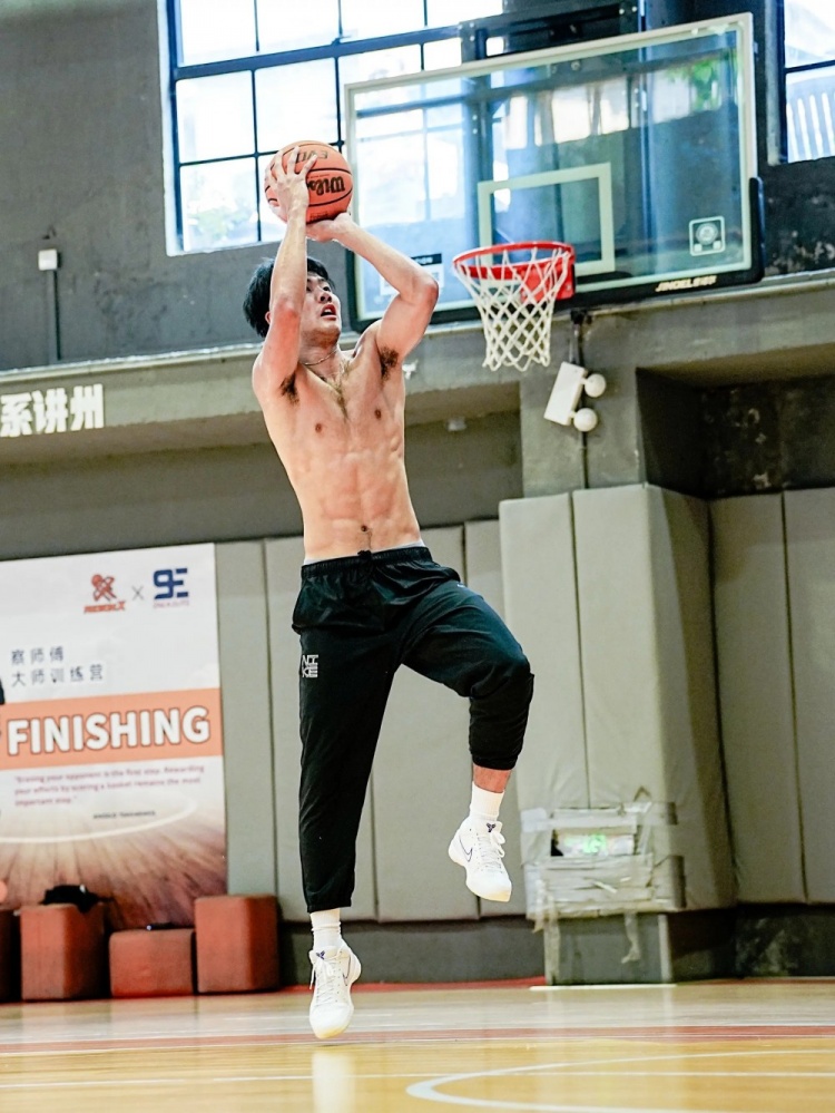 付出就有回报！张博源更新训练动态 身体肉眼可见强壮了不少