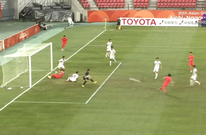下半场带球入场!胡荷韬空位补射破门,U23国足2-0领先泰国